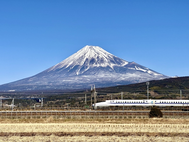 富士山をバックに走る新幹線