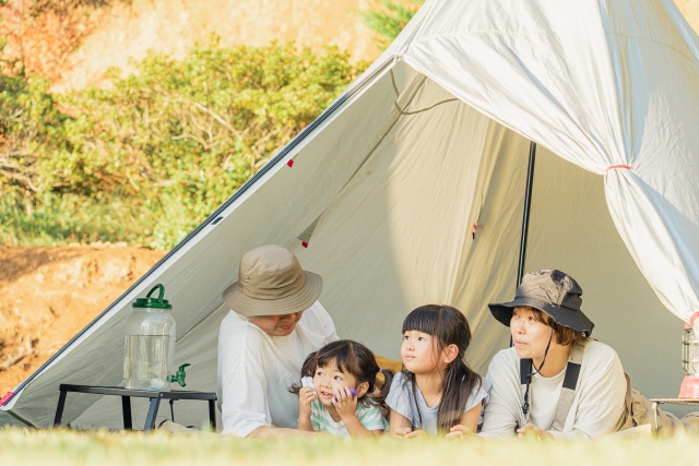 テントで過ごす家族